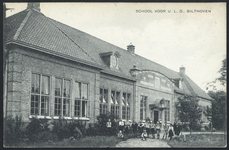 16974 Gezicht op de openbare school voor U.L.O. (Van Dijcklaan 4) te Bilthoven (gemeente De Bilt).